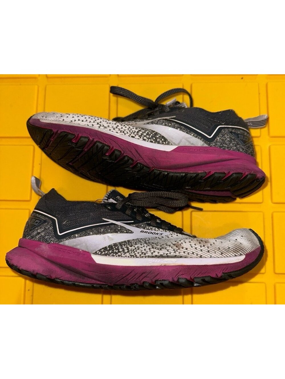 Brooks ricochet 3 running shoes size 7.5 medium B